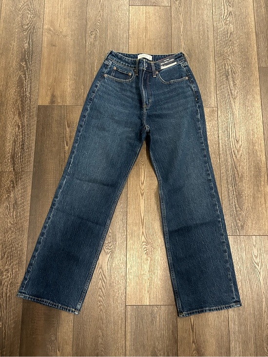 Abercrombie & Fitch Denim - Abercrombie Women's
Curve Love High Rise 90s Relaxed
Jean NWT Dark Wash 26 Short
